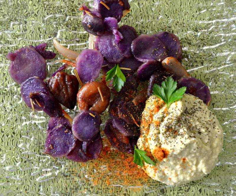 Blaue Kartoffeln mit Quark-Creme und Leinöl